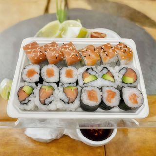 A20 - Rolo de Pepino e Queijo Fresco com Salmao e Sesamo, Rolo de Salmao e California de Salmao com Abacate（18 un.)