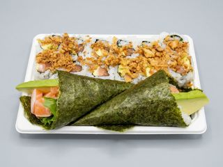 A23 - Temaki de Salmao, California de Salmao com Abacate e Cebola Frita (14 un.)