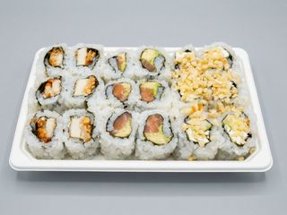 A24 - California de Frango Panado com Amendoas e Queijo Creme, California de Salmao com Abacate, California de Queijo com Pepino e Amendoas (18 un.)