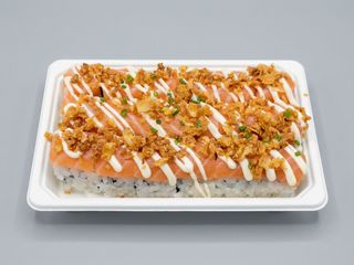 A27 - California de Pepino com Queijo Fresco e Salmao, California de Manga com Abacate e Salmao, Decorado com Maionese, Cebola Frita e Cebolinhos (18 un.)