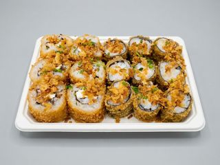 A28 - California de Peixe Frito e Maki Frito com Salmao, Decorado com Cebola Frita (15 un.)