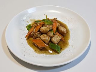 Caixa de Porco Salteado com Cenoura e Pimentos