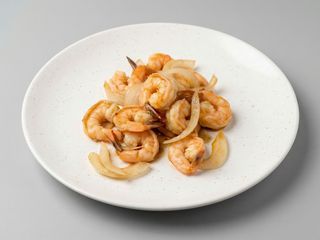 Caixa de Camaroes Salteados com Cebola