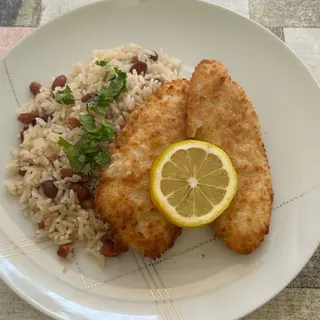Filetes de peixe com arroz de feijão