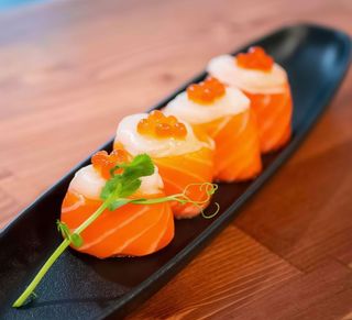 Gunkan de Salmão e Vieira