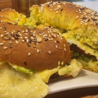 Bagel com Abacate e Ovo