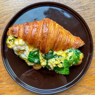 Croissant de Ovo e Espinafres