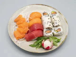 A18 Uramaki Salmão 