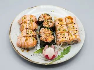 A20 Rolo com Queijo Nigiri Salmão e Gunkan Salmão 