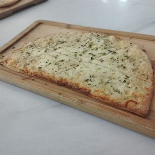 Pão de Alho Caseiro com Queijo - Homemade Garlic Bread with Cheese