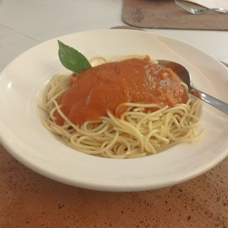 Espaguete com Molho de Tomate caseiro e Manjericão - Spaghetti in home made tomato and basil sauce
