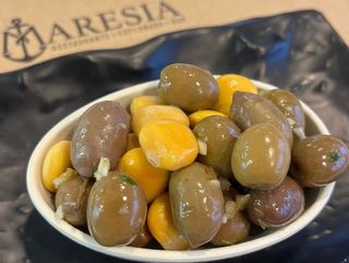 Azeitonas temperadas com Tremoços