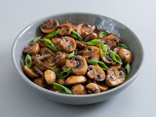 Cogumelos Salteados com Broa