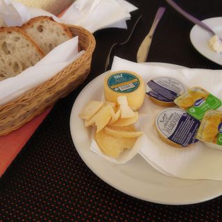 Couvert (pão, manteiguinhas, queijinhos, paté de atum, tostas)