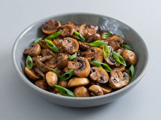 Cogumelos Salteados com Broa