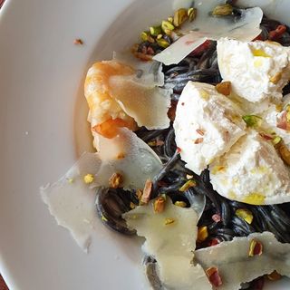 Linguine Nero com Burrata & Presunto
