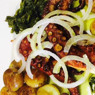 Polvo à Lagareiro + Mexilhão à Bulhão Pato + Verde Ponte de Lima + 2 Delta Q