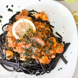 Linguine Nero de Salmão + Sopa + Sobremesa