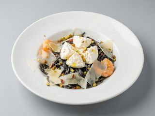 Linguine Nero com Burrata & Presunto