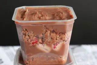 Bolo chocolate com GELEIA DE morango ARTESANAL.