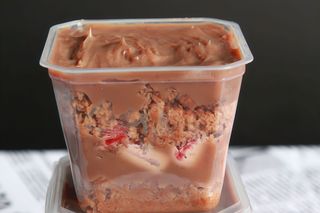 Bolo chocolate com GELEIA DE morango ARTESANAL.