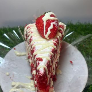 Fatia Red Velvet com calda de Ninho