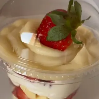 Copo da Felicidade Duplo Ninho com morangos