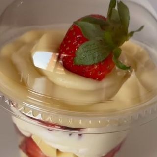 Copo da Felicidade Duplo Ninho com morangos