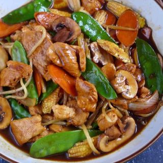 Chop Suey de carnes e marisco com piri - piri