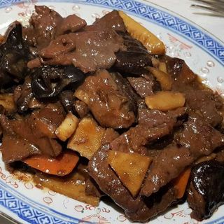 Vaca com bambú e cogumelos chineses