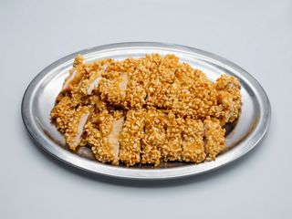 Peito de frango com amêndoas fritas