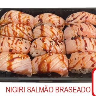 21. Nigiri de salmão braseado 