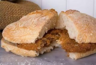 Sandes de Frango Panado Com meia canja galinha