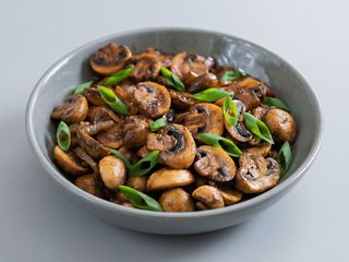 Cogumelos Salteados com Broa