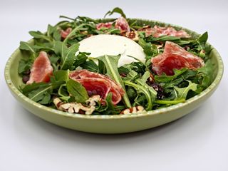 Salada de Burrata, Rúcula e Presunto de Parma