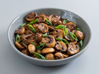 Cogumelos Salteados com Broa