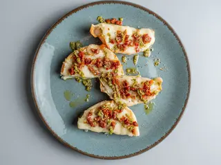 Tosta Tomate, Mozzarela & Pesto