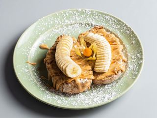 Tosta com Manteiga de Amendoim, Banana e Maple Syrup
