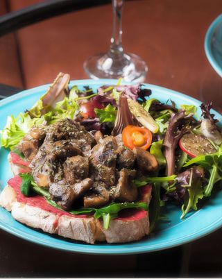 Na Tosta de Cogumelos, Espinafres e Puré de Beterraba