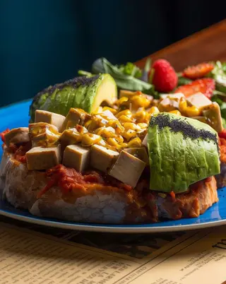 Na Tosta Tofu, Tomate, Abacate e Milho
