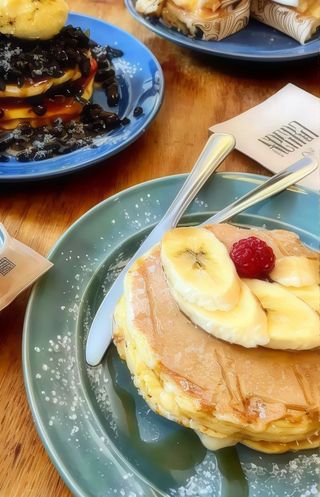 Panqueca com Banana, Manteiga de Amendoim e Maple Syrup