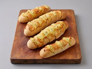 Pão de Alho Caprese Gratinado