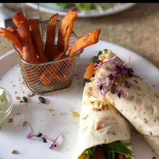 Wraps, acompanha batata doce frita. 