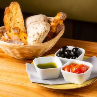 Couvert: pão, manteiguinhas, queijinhos, paté de atum, tostas