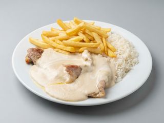 Escalope de vitela com cogumelos e natas