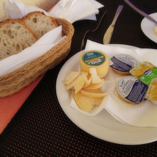 Couvert (pão, manteiguinhas, queijinhos, paté de atum, tostas)