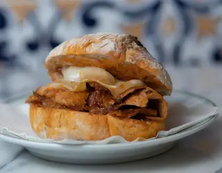 Sandes de Pernil com Queijo