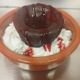 Fondant Chocolate com topping morango