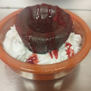 Fondant Chocolate com topping morango