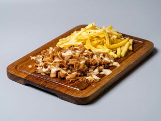 Prato de frango com batata frita